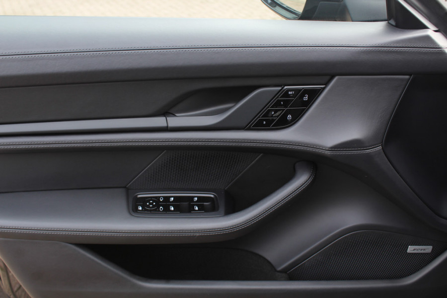 Porsche Taycan Cross Turismo 4 93 kWh / SoH 94.4% / Panoramadak / Camera / Leder / Sportchrono / 20'' / Luchtvering / Dodehoek / Sportstoelen / Stuurverwarming / Stoelverwarming / Bose / Cruise Control