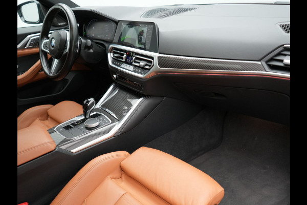 BMW 4 Serie Gran Coupé 430i M Sport 245pk Dealer O.H Sanremo Green | Panodak | Lederen Competition Stoelen Memory & Verwarmd | Adaptive Onderstel | 360 Camera | Harman & Kardon | 19" L.M | Carbon | Apple Carplay | Navigatie | Blis | Virtual | DAB |