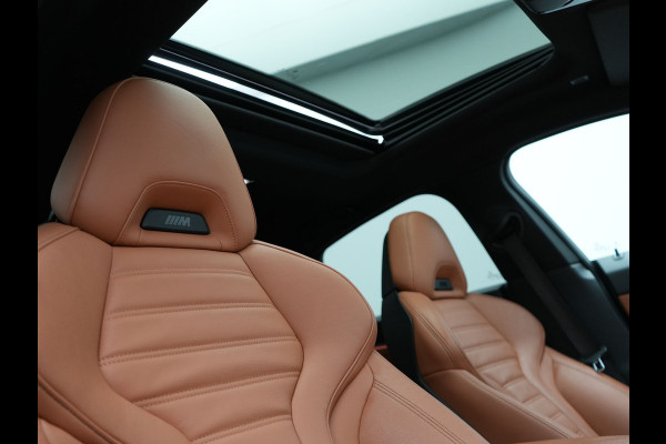 BMW 4 Serie Gran Coupé 430i M Sport 245pk Dealer O.H Sanremo Green | Panodak | Lederen Competition Stoelen Memory & Verwarmd | Adaptive Onderstel | 360 Camera | Harman & Kardon | 19" L.M | Carbon | Apple Carplay | Navigatie | Blis | Virtual | DAB |