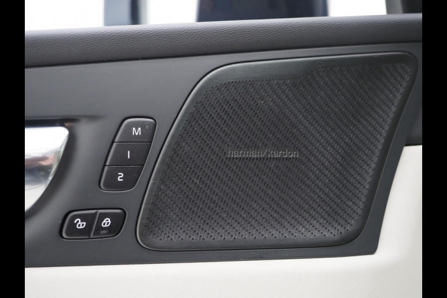 Volvo XC60 2.0 T6 Recharge AWD Ultimate Long Range | Panoramadak | Harman/Kardon | Pilot Assist | Trekhaak | HUD | Keyless | Carplay