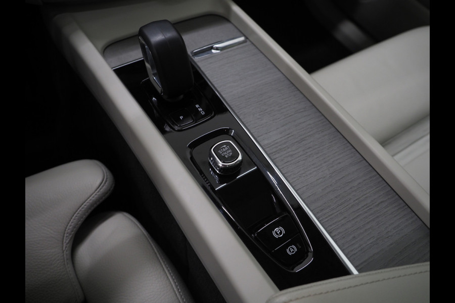 Volvo XC60 2.0 T6 Recharge AWD Ultimate Long Range | Panoramadak | Harman/Kardon | Pilot Assist | Trekhaak | HUD | Keyless | Carplay