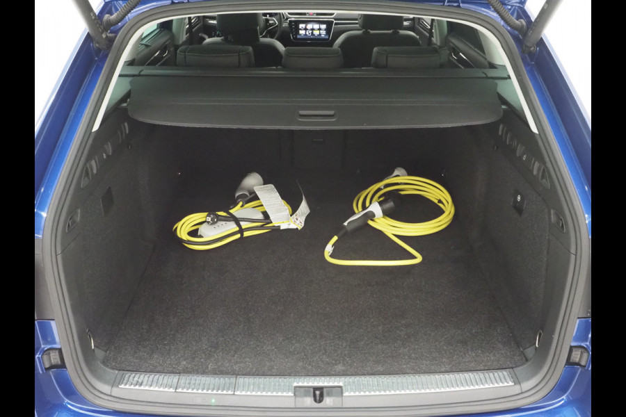 Škoda Superb Combi 1.4 TSI iV Laurin & Klement | Panoramadak | Massage | Trekhaak | Canton | Leder | 360 | Keyless | Adaptive Cruise