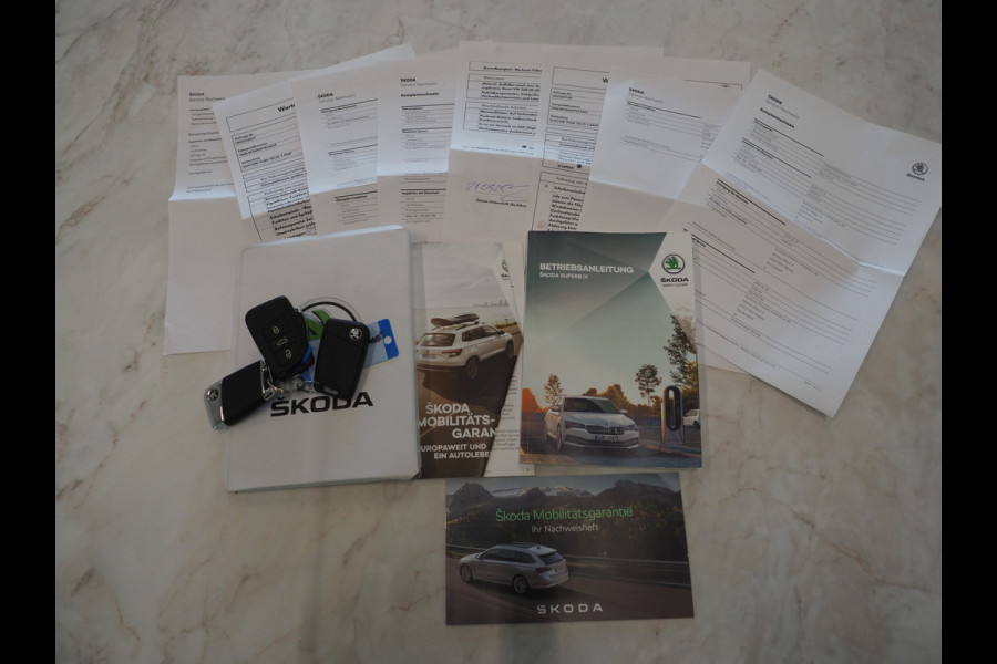 Škoda Superb Combi 1.4 TSI iV Laurin & Klement | Panoramadak | Massage | Canton | Trekhaak | 360 | Leder | Keyless | Adaptive Cruise