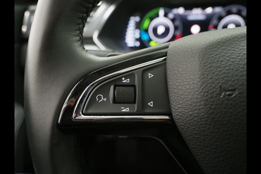 Škoda Superb Combi 1.4 TSI iV Style | Panoramadak | Trekhaak | Canton | 360 | Keyless | Adaptive Cruise | Carplay