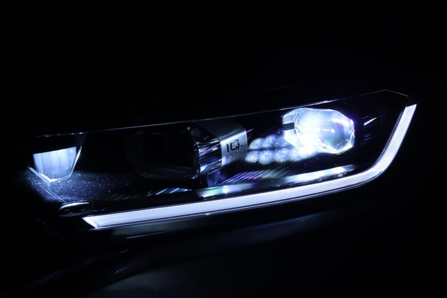 Volkswagen T-Roc 1.5 TSI ACT / PANODAK / VIRTUAL / ACC / KEYLESS / CAMERA / CARPLAY