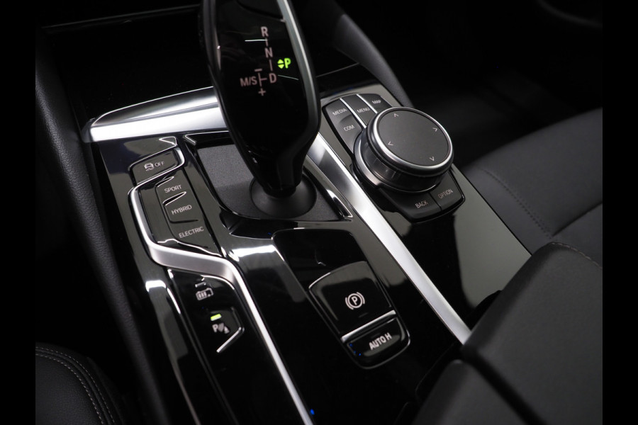 BMW 5 Serie Touring 530e xDrive | Panoramadak | Harman/Kardon | HUD | Camera | Leder | Keyless | Adaptive Cruise