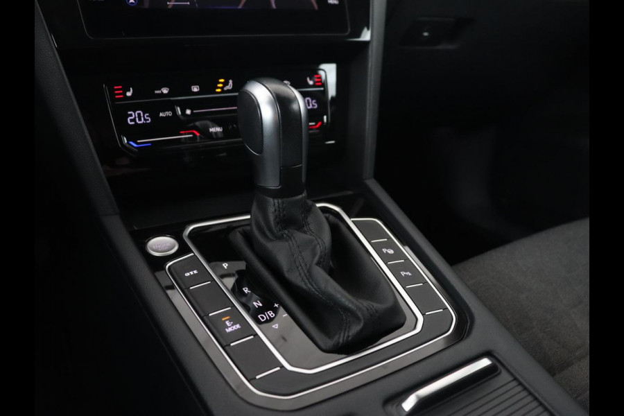 Volkswagen Passat 1.4 TSI PHEV GTE | Trekhaak | Stoelverwarming | Camera | Adaptive cruise | Carplay | Matrix LED | Navigatie | Massage | Climate control | Bluetooth | Plug In