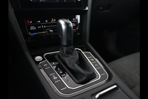 Volkswagen Passat 1.4 TSI PHEV GTE | Trekhaak | Stoelverwarming | Camera | Adaptive cruise | Carplay | Matrix LED | Navigatie | Massage | Climate control | Bluetooth | Plug In