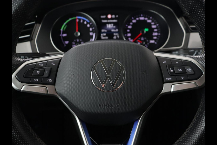 Volkswagen Passat 1.4 TSI PHEV GTE | Trekhaak | Stoelverwarming | Camera | Adaptive cruise | Carplay | Matrix LED | Navigatie | Massage | Climate control | Bluetooth | Plug In