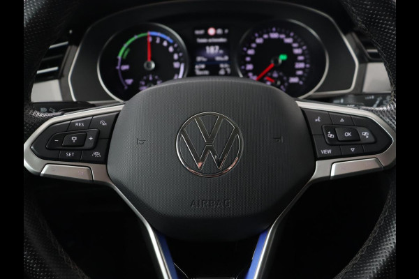 Volkswagen Passat 1.4 TSI PHEV GTE | Trekhaak | Stoelverwarming | Camera | Adaptive cruise | Carplay | Matrix LED | Navigatie | Massage | Climate control | Bluetooth | Plug In
