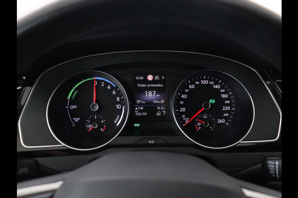 Volkswagen Passat 1.4 TSI PHEV GTE | Trekhaak | Stoelverwarming | Camera | Adaptive cruise | Carplay | Matrix LED | Navigatie | Massage | Climate control | Bluetooth | Plug In