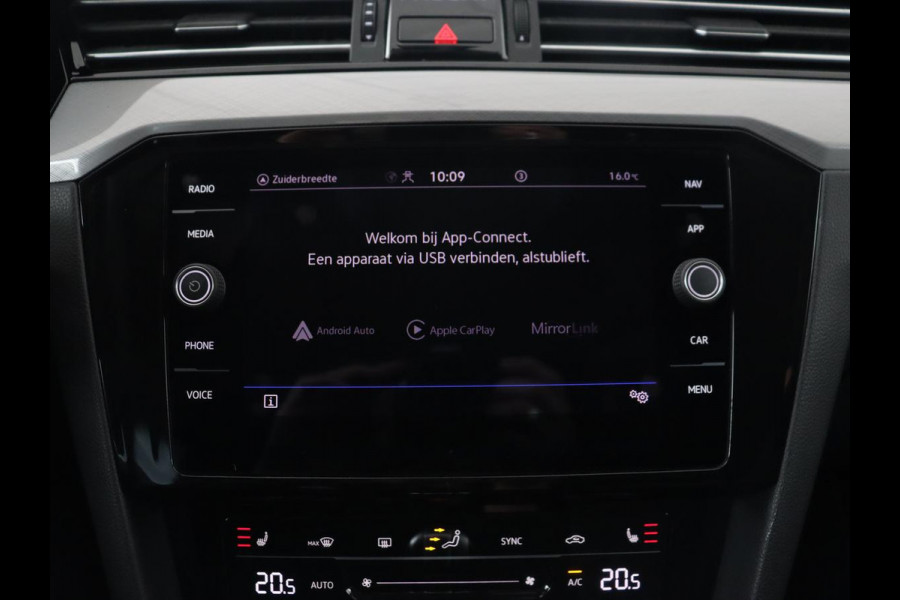 Volkswagen Passat 1.4 TSI PHEV GTE | Trekhaak | Stoelverwarming | Camera | Adaptive cruise | Carplay | Matrix LED | Navigatie | Massage | Climate control | Bluetooth | Plug In