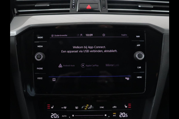 Volkswagen Passat 1.4 TSI PHEV GTE | Trekhaak | Stoelverwarming | Camera | Adaptive cruise | Carplay | Matrix LED | Navigatie | Massage | Climate control | Bluetooth | Plug In