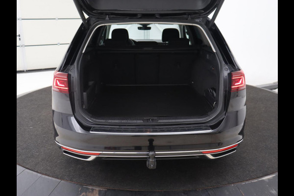 Volkswagen Passat 1.4 TSI PHEV GTE | Trekhaak | Stoelverwarming | Camera | Adaptive cruise | Carplay | Matrix LED | Navigatie | Massage | Climate control | Bluetooth | Plug In
