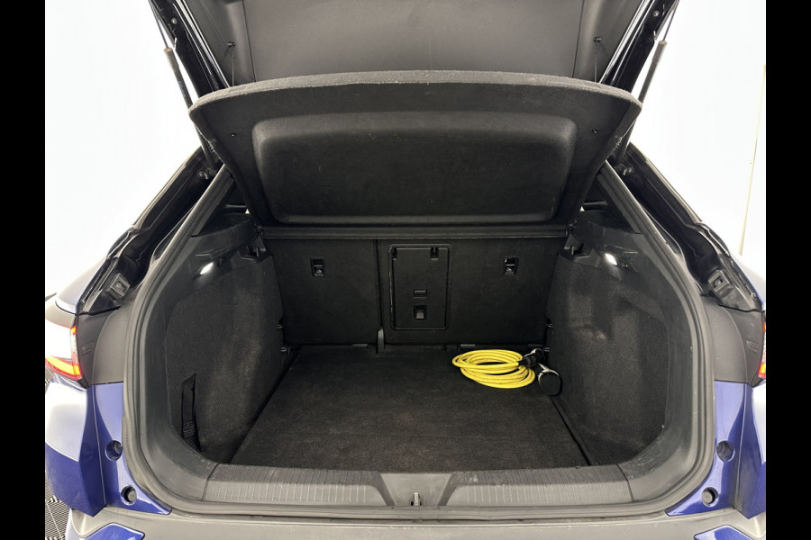 Volkswagen ID.4 First 77 kWh [ 3-Fase ] {SOH-83%} (INCL.BTW) *LEATHER-MICROFIBRE | FULL-LED | ADAPTIVE-CRUISE | HEATED-COMFORTSEATS | DIGI-COCKPIT | AMBIENT-LIGHT | NAVI-FULLMAP | PDC | TOWBAR | PRIVACY-GLASS | CAMERA | 20''ALU*