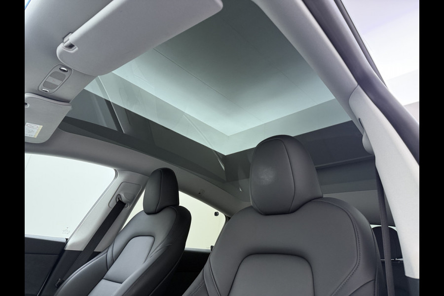 Tesla Model Y RWD Warmtepomp LFP-Accu Leer Lmv Camera's Pano-dak Adap.Cruise Navi Ecc Autopilot Stoel+Stuur+Achterbank Verwarming Elek.Achterklep Dodehoek detector Draadloze telefoonlader SOH 93% 1e Eigenaar Origineel Nederlandse Auto 1.600KG Trekgewicht