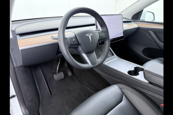 Tesla Model Y RWD Warmtepomp LFP-Accu Leer Lmv Camera's Pano-dak Adap.Cruise Navi Ecc Autopilot Stoel+Stuur+Achterbank Verwarming Elek.Achterklep Dodehoek detector Draadloze telefoonlader SOH 93% 1e Eigenaar Origineel Nederlandse Auto 1.600KG Trekgewicht