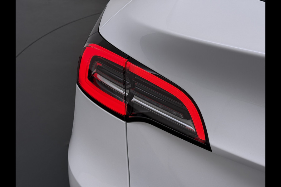 Tesla Model Y RWD Warmtepomp LFP-Accu Leer Lmv Camera's Pano-dak Adap.Cruise Navi Ecc Autopilot Stoel+Stuur+Achterbank Verwarming Elek.Achterklep Dodehoek detector Draadloze telefoonlader SOH 93% 1e Eigenaar Origineel Nederlandse Auto 1.600KG Trekgewicht