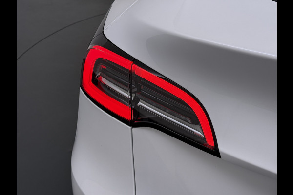 Tesla Model Y RWD Warmtepomp LFP-Accu Leer Lmv Camera's Pano-dak Adap.Cruise Navi Ecc Autopilot Stoel+Stuur+Achterbank Verwarming Elek.Achterklep Dodehoek detector Draadloze telefoonlader SOH 93% 1e Eigenaar Origineel Nederlandse Auto 1.600KG Trekgewicht