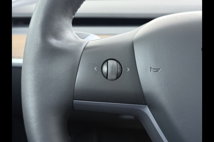 Tesla Model Y RWD Warmtepomp LFP-Accu Leer Lmv Camera's Pano-dak Adap.Cruise Navi Ecc Autopilot Stoel+Stuur+Achterbank Verwarming Elek.Achterklep Dodehoek detector Draadloze telefoonlader SOH 93% 1e Eigenaar Origineel Nederlandse Auto 1.600KG Trekgewicht
