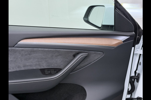 Tesla Model Y RWD Warmtepomp LFP-Accu Leer Lmv Camera's Pano-dak Adap.Cruise Navi Ecc Autopilot Stoel+Stuur+Achterbank Verwarming Elek.Achterklep Dodehoek detector Draadloze telefoonlader SOH 93% 1e Eigenaar Origineel Nederlandse Auto 1.600KG Trekgewicht