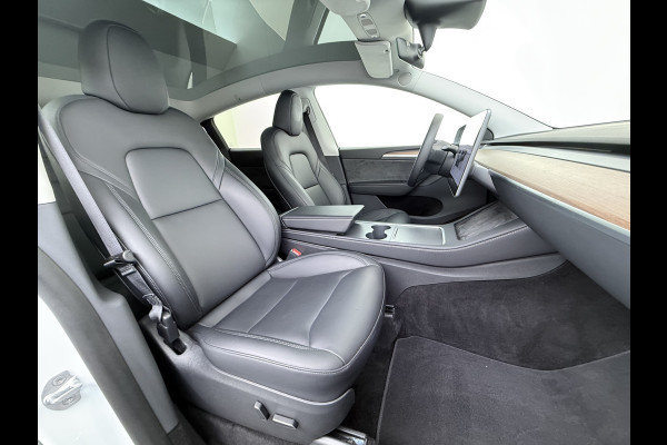 Tesla Model Y RWD Warmtepomp LFP-Accu Leer Lmv Camera's Pano-dak Adap.Cruise Navi Ecc Autopilot Stoel+Stuur+Achterbank Verwarming Elek.Achterklep Dodehoek detector Draadloze telefoonlader SOH 93% 1e Eigenaar Origineel Nederlandse Auto 1.600KG Trekgewicht