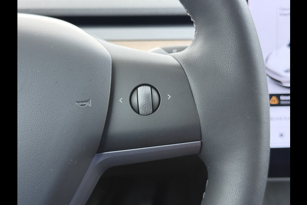 Tesla Model Y RWD Warmtepomp LFP-Accu Leer Lmv Camera's Pano-dak Adap.Cruise Navi Ecc Autopilot Stoel+Stuur+Achterbank Verwarming Elek.Achterklep Dodehoek detector Draadloze telefoonlader SOH 93% 1e Eigenaar Origineel Nederlandse Auto 1.600KG Trekgewicht