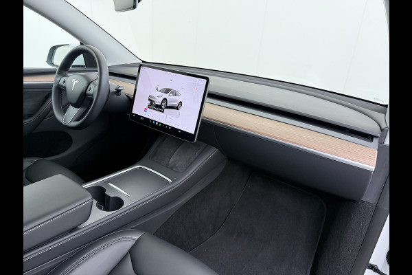 Tesla Model Y RWD Warmtepomp LFP-Accu Leer Lmv Camera's Pano-dak Adap.Cruise Navi Ecc Autopilot Stoel+Stuur+Achterbank Verwarming Elek.Achterklep Dodehoek detector Draadloze telefoonlader SOH 93% 1e Eigenaar Origineel Nederlandse Auto 1.600KG Trekgewicht