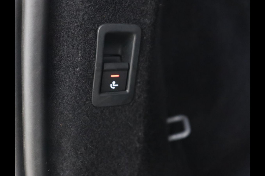 Audi Q4 e-tron 40 Launch edition Advanced 77 kWh | Warmtepomp | Adaptive cruise | Trekhaak | Camera | Stoelverwarming | Matrix LED | Carplay | Navigatie | Sportstoelen | Virtual Cockpit | Parkeerhulp