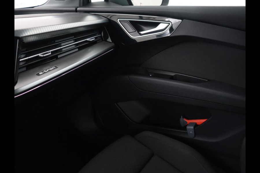 Audi Q4 e-tron 40 Launch edition Advanced 77 kWh | Warmtepomp | Adaptive cruise | Trekhaak | Camera | Stoelverwarming | Matrix LED | Carplay | Navigatie | Sportstoelen | Virtual Cockpit | Parkeerhulp