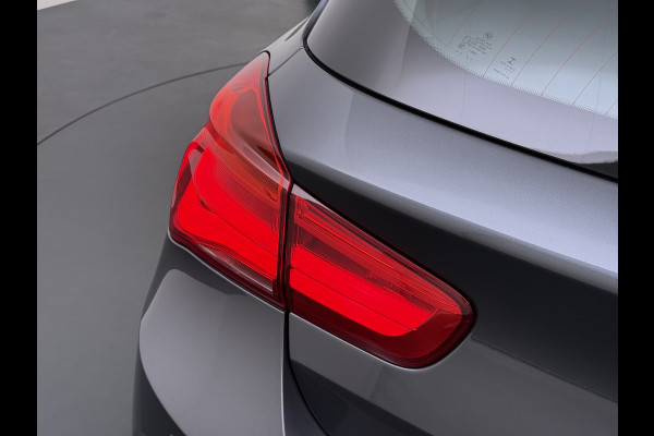 BMW 1-serie 118i AUT-8 Sport Navi Ecc Trekhaak Pdc Sportstoelen Corporate Edition Lmv 17" Regen-Lichtsensor Isofix Bluetooth Origineel Nederlandse Auto Zeer nette BMW 118I