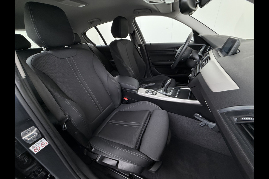 BMW 1-serie 118i AUT-8 Sport Navi Ecc Trekhaak Pdc Sportstoelen Corporate Edition Lmv 17" Regen-Lichtsensor Isofix Bluetooth Origineel Nederlandse Auto Zeer nette BMW 118I