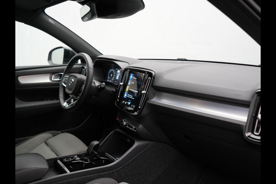 Volvo XC40 T4 Plus Bright Plug In Hybrid 211pk Dealer O.H PHEV | Trekhaak Af Fabriek | Adaptive Cruise | Camera | Harman & Kardon | Comfortstoelen Memory & Verwarmd | Keyless | Blis | Apple Carplay | Stuur verwarmd | Navigatie | Virtual | DAB |