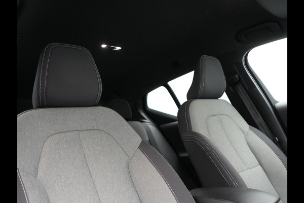 Volvo XC40 T4 Plus Bright Plug In Hybrid 211pk Dealer O.H PHEV | Trekhaak Af Fabriek | Adaptive Cruise | Camera | Harman & Kardon | Comfortstoelen Memory & Verwarmd | Keyless | Blis | Apple Carplay | Stuur verwarmd | Navigatie | Virtual | DAB |