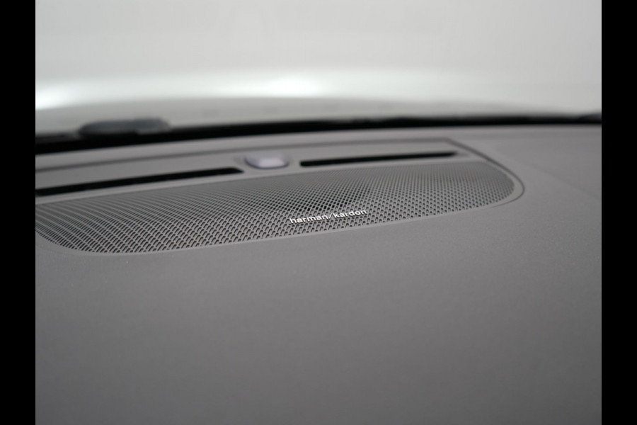Volvo XC40 T4 Plus Bright Plug In Hybrid 211pk Dealer O.H PHEV | Trekhaak Af Fabriek | Adaptive Cruise | Camera | Harman & Kardon | Comfortstoelen Memory & Verwarmd | Keyless | Blis | Apple Carplay | Stuur verwarmd | Navigatie | Virtual | DAB |