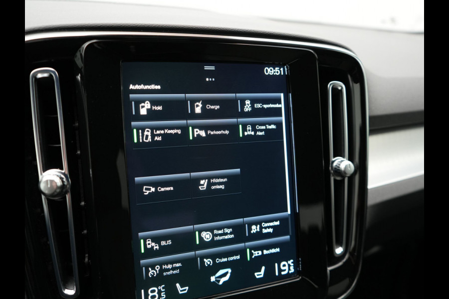 Volvo XC40 T4 Plus Bright Plug In Hybrid 211pk Dealer O.H PHEV | Trekhaak Af Fabriek | Adaptive Cruise | Camera | Harman & Kardon | Comfortstoelen Memory & Verwarmd | Keyless | Blis | Apple Carplay | Stuur verwarmd | Navigatie | Virtual | DAB |