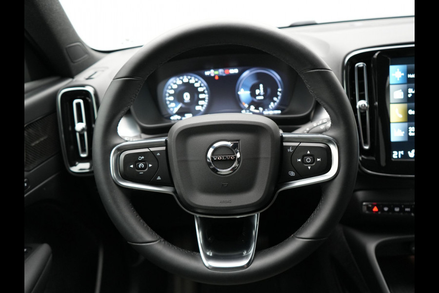 Volvo XC40 T4 Plus Bright Plug In Hybrid 211pk Dealer O.H PHEV | Trekhaak Af Fabriek | Adaptive Cruise | Camera | Harman & Kardon | Comfortstoelen Memory & Verwarmd | Keyless | Blis | Apple Carplay | Stuur verwarmd | Navigatie | Virtual | DAB |