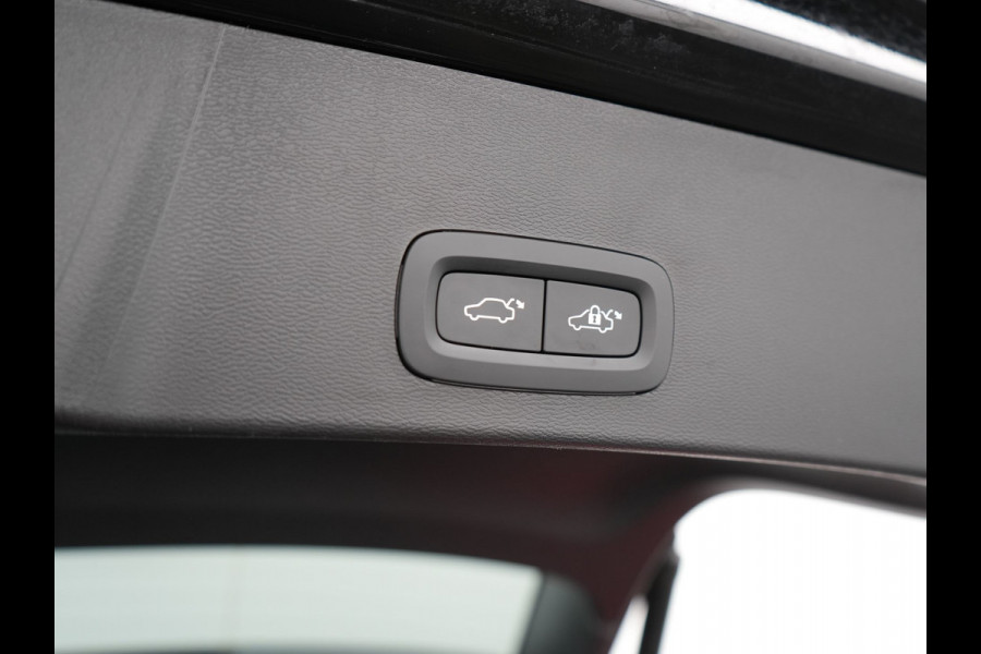 Volvo XC40 T4 Plus Bright Plug In Hybrid 211pk Dealer O.H PHEV | Trekhaak Af Fabriek | Adaptive Cruise | Camera | Harman & Kardon | Comfortstoelen Memory & Verwarmd | Keyless | Blis | Apple Carplay | Stuur verwarmd | Navigatie | Virtual | DAB |