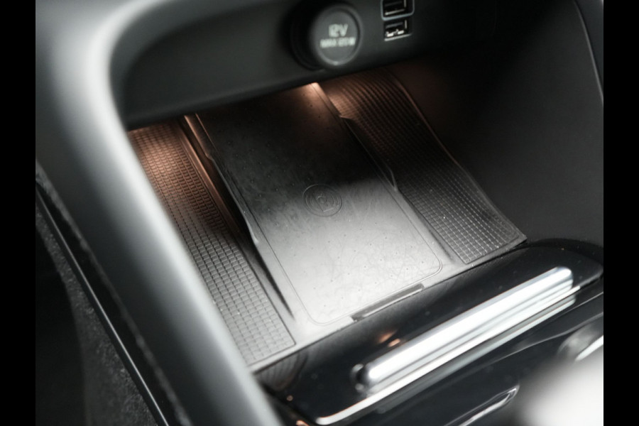 Volvo XC40 T4 Plus Bright Plug In Hybrid 211pk Dealer O.H PHEV | Trekhaak Af Fabriek | Adaptive Cruise | Camera | Harman & Kardon | Comfortstoelen Memory & Verwarmd | Keyless | Blis | Apple Carplay | Stuur verwarmd | Navigatie | Virtual | DAB |