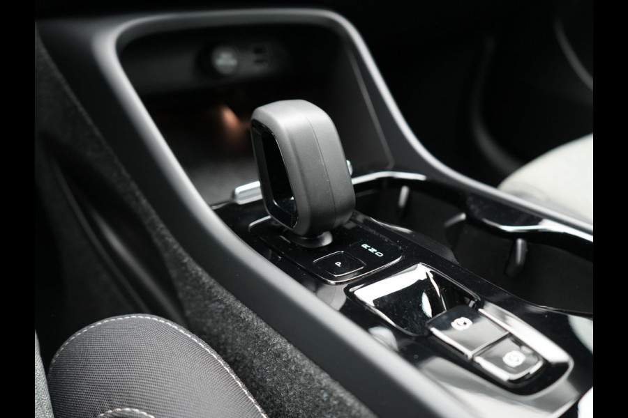 Volvo XC40 T4 Plus Bright Plug In Hybrid 211pk Dealer O.H PHEV | Trekhaak Af Fabriek | Adaptive Cruise | Camera | Harman & Kardon | Comfortstoelen Memory & Verwarmd | Keyless | Blis | Apple Carplay | Stuur verwarmd | Navigatie | Virtual | DAB |