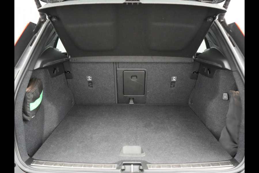 Volvo XC40 T4 Plus Bright Plug In Hybrid 211pk Dealer O.H PHEV | Trekhaak Af Fabriek | Adaptive Cruise | Camera | Harman & Kardon | Comfortstoelen Memory & Verwarmd | Keyless | Blis | Apple Carplay | Stuur verwarmd | Navigatie | Virtual | DAB |