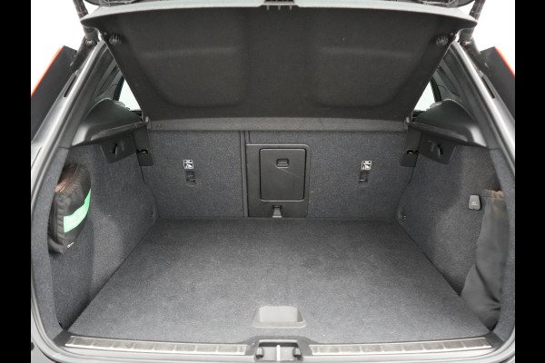 Volvo XC40 T4 Plus Bright Plug In Hybrid 211pk Dealer O.H PHEV | Trekhaak Af Fabriek | Adaptive Cruise | Camera | Harman & Kardon | Comfortstoelen Memory & Verwarmd | Keyless | Blis | Apple Carplay | Stuur verwarmd | Navigatie | Virtual | DAB |