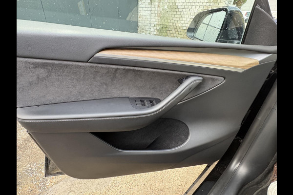 Tesla Model Y Long Range AWD 75 kWh SOH 84% | Navigatie | Leder | Stoelverwarming | FSD systeem AutoPilot