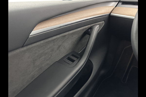 Tesla Model Y Long Range AWD 75 kWh [ 3-Fase-11kW ] {SOH-87%} (INCL-BTW) Aut. *PANO | AUTO-PILOT | LEATHER | NAVI-FULLMAP | MATRIX-LED | KEYLESS | CAMERA | DAB+ | HEATED-COMFORTSEATS | PRIVACY-GLASS | TOPVIEW |  19''ALU*