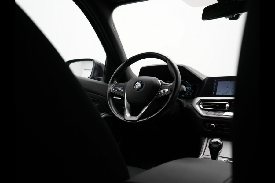 BMW 3 Serie Touring 320e Advantage Plug In Hybrid 204pk Dealer O.H. PHEV | Head Up | Cruise Control | Apple Carplay | Navigatie | Virtual | DAB | 17" L.M |