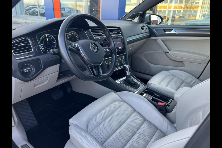 Volkswagen e-Golf e-Golf Virtual Cockpit | Lederen bekleding | Achteruitrijcamera | Warmtepomp | SOH 88,9% |