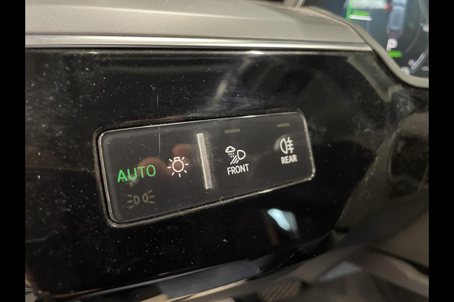 Audi e-tron 50 quattro Business edition Plus 71 kWh | Panoramadak | Navigatie | Parkeersensoren | Adaptive Cruise Control | Memory stoelen | Stoelverwarming | Full Led | Climate Control | Virtual Cockpit | Lichtmetalen velgen