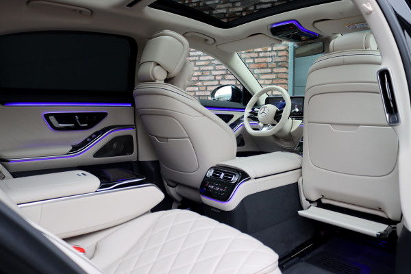 Mercedes-Benz S-Klasse 580 e 4MATIC Lang AMG Line | Airmatic | Achterasbesturing | Distronic+ | Chauffeurspakket | Zonweringpakket | Massage | Stoelventilatie | MBUX Tablet | Vlakkenverwarming | Soft-Close |