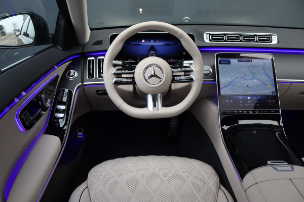 Mercedes-Benz S-Klasse 580 e 4MATIC Lang AMG Line | Airmatic | Achterasbesturing | Distronic+ | Chauffeurspakket | Zonweringpakket | Massage | Stoelventilatie | MBUX Tablet | Vlakkenverwarming | Soft-Close |