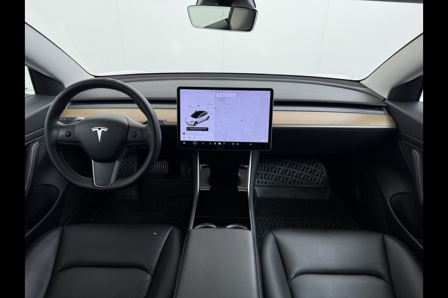 Tesla Model 3 RWD SR+ 60kWh 325PK 18"Lmv AutoPilot Leder PanoDak Adaptive-Cruise Lmv Camera's Elektr.-Stuur+Stoelen+Spiegels+Geheugen+Easy-Ent Navi LED Comfortstoelen ACC DAB Voorverwarmen interieur via App Keyless via Telefoonsleutel One-Pedal-Drive 1e Eigenaar Origineel Nederlandse auto tot 11kw laden thuis!